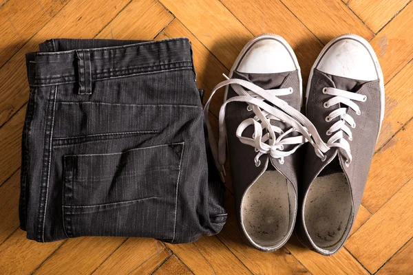 Sneakers en jeans — Stockfoto